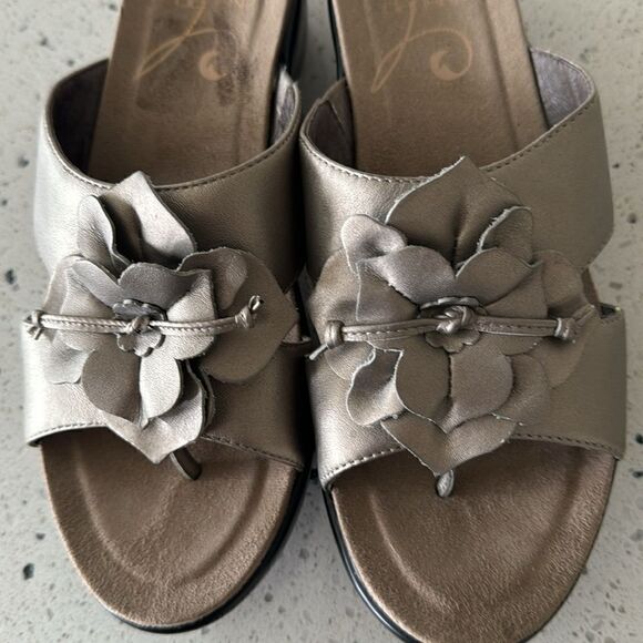 Dansko Women's Pewter Leather Flower Thong Open Toe Comfort Sandal slide Size 38 - Picture 5 of 14